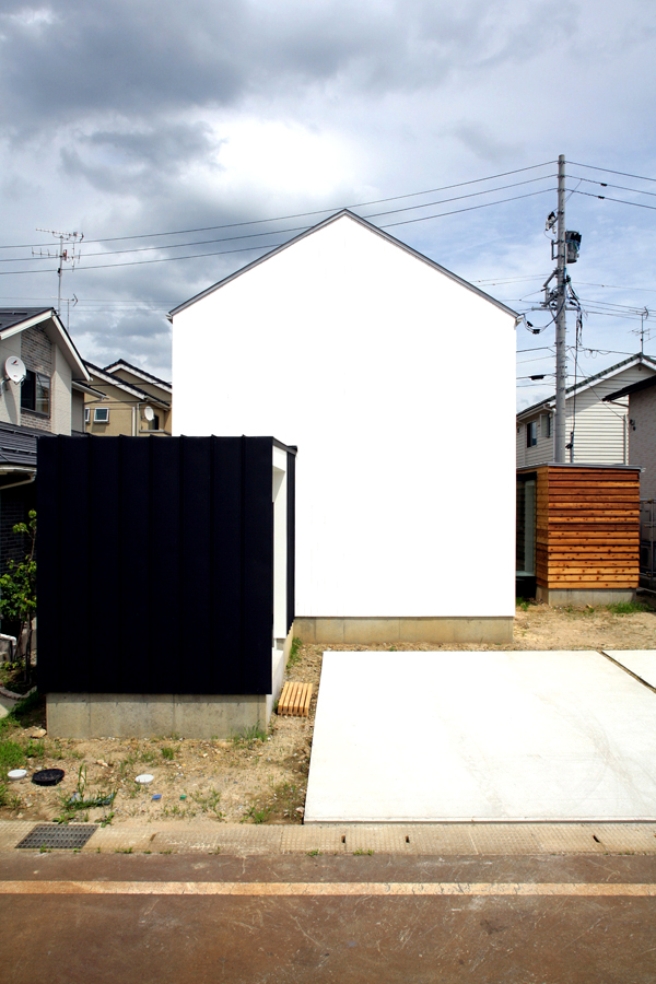 三角屋根の白い家